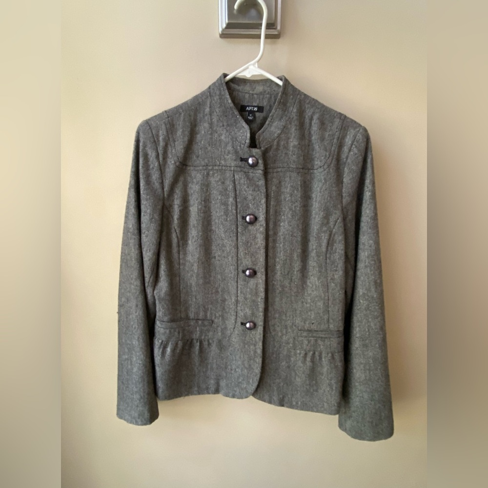 Women’s blazer/suit jacket. Size 12. Excellent condition.